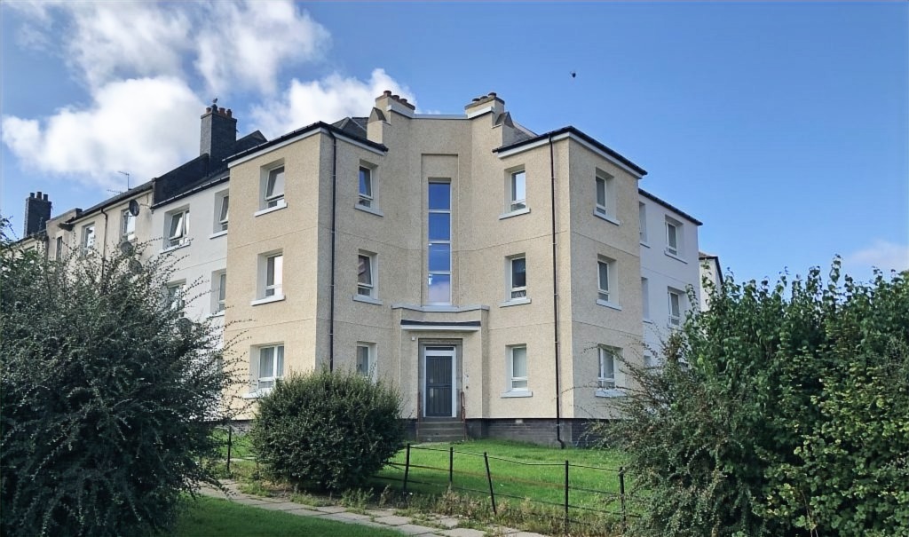 Logie Manor, Aberdeen: rendered block of flats with a central entrance and gardens