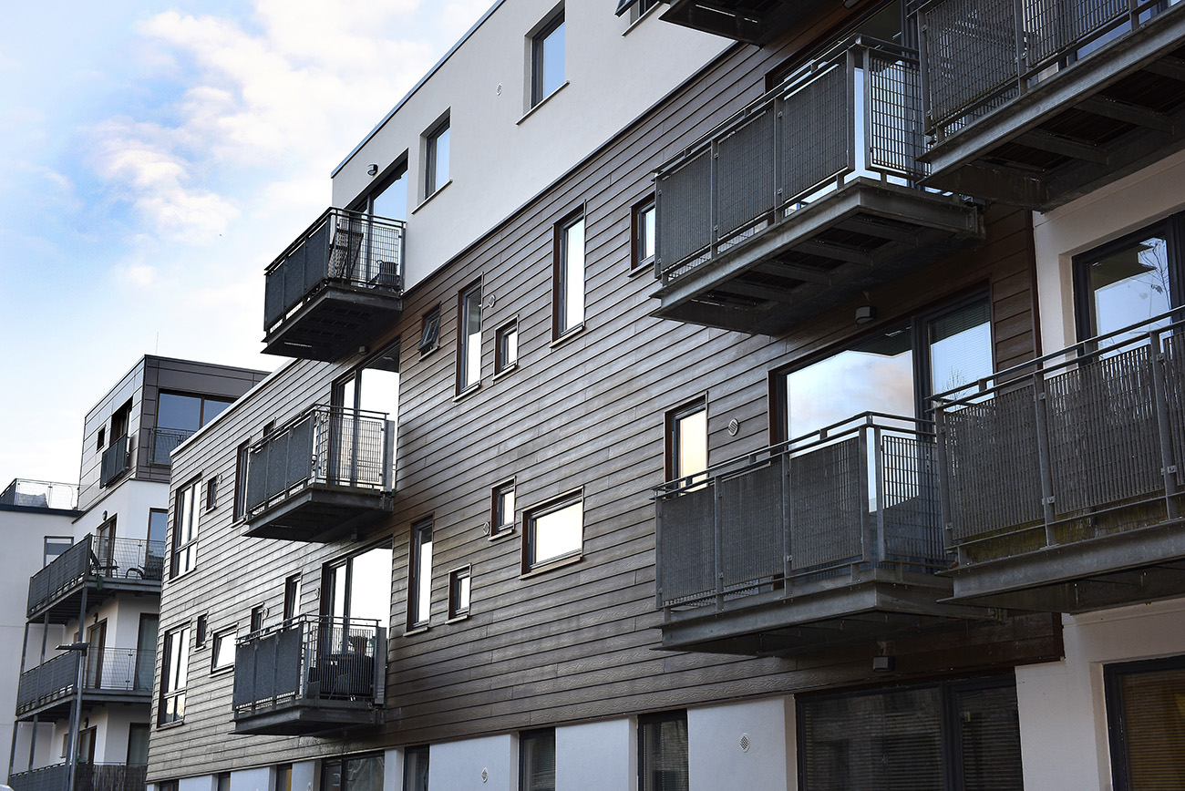 Advent 1, Manchester: apartment block with dark timber-effect cladding and glass balconies